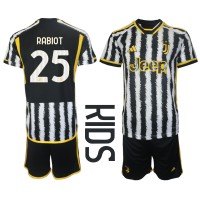 Otroški Nogometni dresi Juventus Adrien Rabiot #25 Domači 2023-24 Kratek Rokav (+ Kratke hlače)